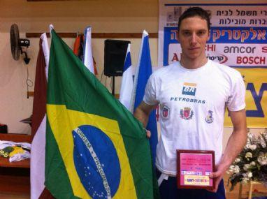 O espadista Athos Schwantes (CBE/Petrobras) conquistou neste domingo, em Ashkelom, Israel, a medalha de prata no torneio satélite do Circuito Copa do Mundo de Esgrima / Foto: Divulgação CBE
