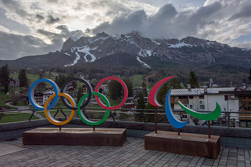 Anéis olímpicos instalados em Cortina d’Ampezzo / Foto: Marmolada48 / Wikimedia Commons (CC BY 4.0)