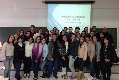 Profissionais do curso feminino ao lado de Yumi Sawasato/ Foto: Divulgação 