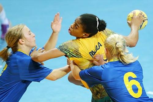 Bruna Paula foi uma das artilheiras do Brasil contra a Suécia / Foto: Divulgação / CBHb Bruna Paula foi uma das artilheiras do Brasil contra a Suécia / Foto: Divulgação / CBHb