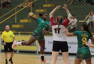 Mariane Fernandes foi a artilheira da partida, com dez gols / Foto: Christian Rizzi