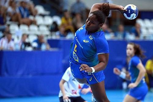 Equipe enfrentou as atuais campeãs da competição, fez grande primeiro tempo, mas sofreu o revés no final / Foto: IHF/Divulgação