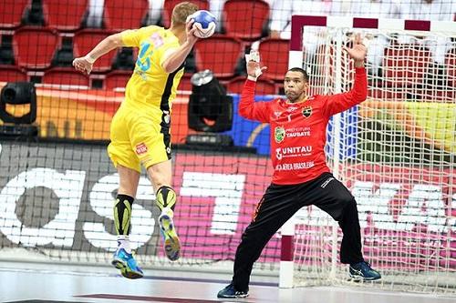 Estreia contra os atuais campeões europeus do KS Vive Tauron Kielce, da Polônia, teve placar equilibrado / Foto: Divulgação IHF Estreia contra os atuais campeões europeus do KS Vive Tauron Kielce, da Polônia, teve placar equilibrado / Foto: Divulgação IHF