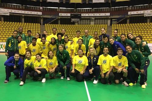 Jovens tiveram treinamento e puderam conhecer as defensoras da camisa do Brasil / Foto: Divulgação