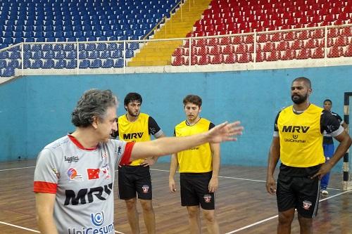 Ramirez orienta posicionamento da defesa visando estreia na Liga / Foto: Assessoria de Imprensa/Divulgação