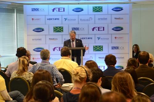 John McEwen, diretor veterinário da FEI, no centro das atenções / Foto: Divulgação