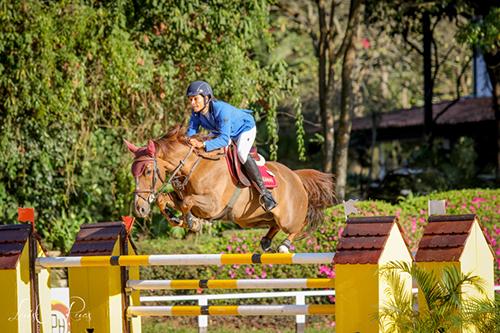 Andrea e sua craque Maloubet Xangô, filha de Baloubet du Rouet em Jungh N. Gekoert, em clique de arquivo na conquista do Campeonato Paulista Senior Top 2015 / Foto: Luis Ruas / arquivo 