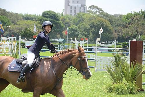 Lys Kang comemorando a sua vitória na seletiva brasileira FEI Children em outubro de 2016 na Hípica Paulista / Foto: CM