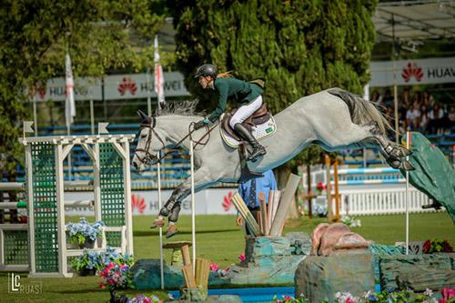 Maria Victoria e Gizelle van de Waterin em salto espetacular sobre o rio no Haras El Capricho /Foto:  Luis Ruas - Divulgação