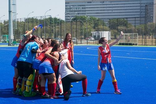 Hóquei esportivo e mulher em ação no campo com taco de hóquei pronto para  bater a bola no jogo exercício de fitness e atleta feminina jogando hóquei  em campo no estádio ao