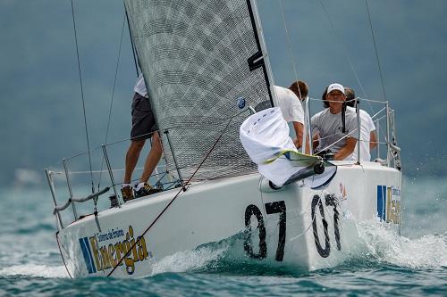 Tripulação catarinense levou o título da etapa nos metros finais da última regata. Força 12 (HPE-25), Cherne (RGS Geral) e Inae/Transbrasa (IRC) também comemoraram título em Jurerê / Foto: Gabriel Heusi/Heusi Action Tripulação catarinense levou o título da etapa nos metros finais da última regata. Força 12 (HPE-25), Cherne (RGS Geral) e Inae/Transbrasa (IRC) também comemoraram título em Jurerê / Foto: Gabriel Heusi/Heusi Action