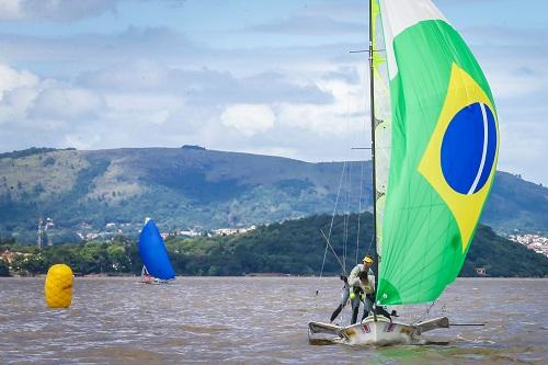Bicampeão olímpico faz sua primeira competição pela classe 49er no Brasil e termina o primeiro dia de regatas em Porto Alegre com 7 pontos (fez um terceiro e um quarto lugares) / Foto: Gustavo Roth/ @AgenciaPreview/Divulgação Bicampeão olímpico faz sua primeira competição pela classe 49er no Brasil e termina o primeiro dia de regatas em Porto Alegre com 7 pontos (fez um terceiro e um quarto lugares) / Foto: Gustavo Roth/ @AgenciaPreview/Divulgação