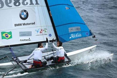 Marcos Ferrari e Caroline Sylvestre encerraram a fase semifinal com um 13º e um 18º lugares, subindo 32 posições, em Jervis Bay, na Austrália / Foto: Bruce Southwick / Zoom Fiji Marcos Ferrari e Caroline Sylvestre encerraram a fase semifinal com um 13º e um 18º lugares, subindo 32 posições, em Jervis Bay, na Austrália / Foto: Bruce Southwick / Zoom Fiji