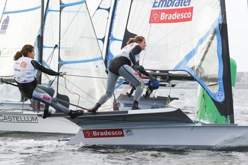 Dupla brasileira ocupa o topo da lista da 49er FX desde dezembro do ano passado / Foto: Fred Hoffmann / CBVela