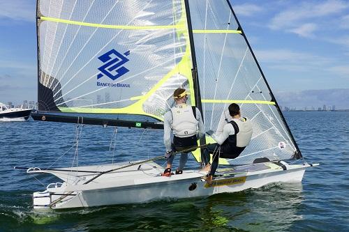 Bicampeão olímpico faz sua primeira grande competição na classe 49er e, no primeiro dia da etapa de Miami, obteve resultados sempre melhores a cada regata. Ao final da programação, ocupa o 22º lugar / Foto: Divulgação Bicampeão olímpico faz sua primeira grande competição na classe 49er e, no primeiro dia da etapa de Miami, obteve resultados sempre melhores a cada regata. Ao final da programação, ocupa o 22º lugar / Foto: Divulgação