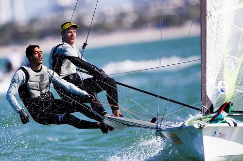 Em sua estreia na classe 49er na Copa do Mundo, bicampeão olímpico mostra evolução e salta para o 16º lugar na disputa que envolve 26 barcos / Fotos: Pedro Martinez / Energy Sailing Em sua estreia na classe 49er na Copa do Mundo, bicampeão olímpico mostra evolução e salta para o 16º lugar na disputa que envolve 26 barcos / Fotos: Pedro Martinez / Energy Sailing