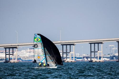 No terceiro dia de competições, velejadoras têm a metade de pontos perdidos das segundas colocadas / Foto: Pedro Martinez/Sailing Energy No terceiro dia de competições, velejadoras têm a metade de pontos perdidos das segundas colocadas / Foto: Pedro Martinez/Sailing Energy