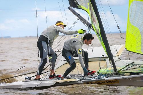 Em sua terceira competição na 49er, o bicampeão olímpico vence a primeira regata. Resultado vale a manutenção da vice-liderança da Copa Brasil de Vela, disputada em Porto Alegre / Foto: Gustavo Roth/ @AgenciaPreview/Divulgação Em sua terceira competição na 49er, o bicampeão olímpico vence a primeira regata. Resultado vale a manutenção da vice-liderança da Copa Brasil de Vela, disputada em Porto Alegre / Foto: Gustavo Roth/ @AgenciaPreview/Divulgação