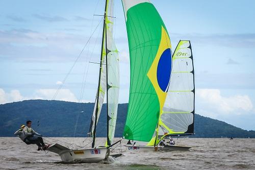 Bicampeão olímpico cruza a linha de chegada na frente em duas das três provas do dia na classe 49er, continua em segundo lugar e segue na caçada aos líderes da competição disputada em Porto Alegre / Foto: Gustavo Roth/ @AgenciaPreview/Divulgação Bicampeão olímpico cruza a linha de chegada na frente em duas das três provas do dia na classe 49er, continua em segundo lugar e segue na caçada aos líderes da competição disputada em Porto Alegre / Foto: Gustavo Roth/ @AgenciaPreview/Divulgação