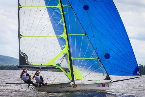 Mastro e vela são maiores em relação à 49erFX, o que exige mais força. Porém, o benefício às atletas vai além disso / Foto: Gustavo Roth/Agência Preview Mastro e vela são maiores em relação à 49erFX, o que exige mais força. Porém, o benefício às atletas vai além disso / Foto: Gustavo Roth/Agência Preview