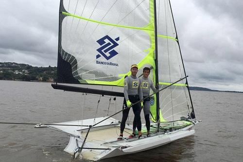 Em sua primeira competição na classe 49er no País, bicampeão olímpico entra na água do Guaíba para ratificar o segundo lugar na classificação geral / Foto: Divulgação Em sua primeira competição na classe 49er no País, bicampeão olímpico entra na água do Guaíba para ratificar o segundo lugar na classificação geral / Foto: Divulgação