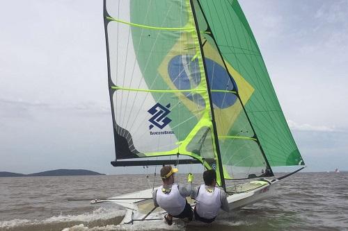 Ao lado do proeiro Gabriel Borges, bicampeão olímpico fez sexto e dois décimos lugares nas regatas desta segunda-feira (27) / Foto: Divulgação Ao lado do proeiro Gabriel Borges, bicampeão olímpico fez sexto e dois décimos lugares nas regatas desta segunda-feira (27) / Foto: Divulgação