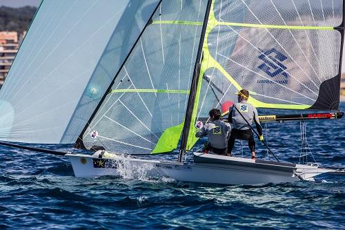 Ao lado do proeiro Gabriel Borges, bicampeão olímpico cruza a linha de chegada em terceiro lugar na primeira prova desta quinta-feira (30) e desempenho faz dupla subir para 14º lugar / Foto: Jesus Renedo/Energy Sailing/IBEROSTAR Ao lado do proeiro Gabriel Borges, bicampeão olímpico cruza a linha de chegada em terceiro lugar na primeira prova desta quinta-feira (30) e desempenho faz dupla subir para 14º lugar / Foto: Jesus Renedo/Energy Sailing/IBEROSTAR