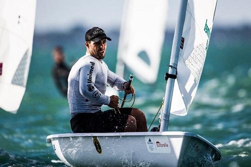 Após dois dias de competição no City of Miami Regatta Park, Bruno está na 11ª posição a um passo do top-10 que classifica para a regata da medalha / Fotos: Jesus Renedo / Sailing Energy / World Sailing Após dois dias de competição no City of Miami Regatta Park, Bruno está na 11ª posição a um passo do top-10 que classifica para a regata da medalha / Fotos: Jesus Renedo / Sailing Energy / World Sailing