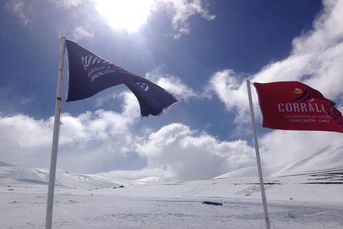 Bandeiras hasteadas no Centro de Esqui de Corralco, no Chile / Foto: Esporte Alternativo