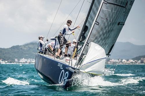 Competição de vela oceânica será realizada na raia de Jurerê durante os próximos quatro dias. Jorge Zarif, Xandi Paradeda e André Fonseca são algumas das estrelas do evento / Fotos: Gabriel Heusi/Heusi Action Competição de vela oceânica será realizada na raia de Jurerê durante os próximos quatro dias. Jorge Zarif, Xandi Paradeda e André Fonseca são algumas das estrelas do evento / Fotos: Gabriel Heusi/Heusi Action