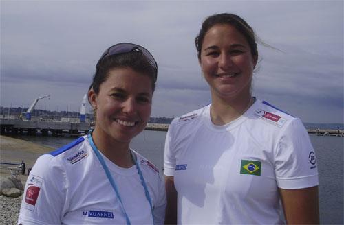 As gaúchas Fernanda Oliveira e Ana Barbachan tiveram desempenho de campeãs no primeiro dia de disputas da classe 470 na raia olímpica de Weymouth / Foto: Divulgação