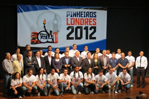 Atletas, técnicos e executivos do Pinheiros posam para foto oficial / Foto: Humberto Deveza