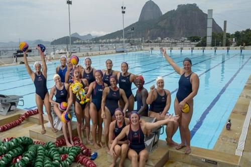 Time de polo aquático posa na piscina do Botafogo, onde treinou durante esta semana / Foto: Rio 2016 / Alexandre Loureiro