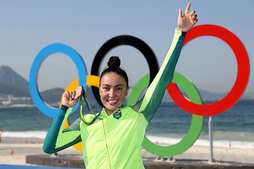 Primeira medalhista olímpica da história da natação feminina brasileira estará no evento para autografar livros, distribuir toucas e atender a imprensa / Foto: Satiro Sodré/SSPress/CBDA