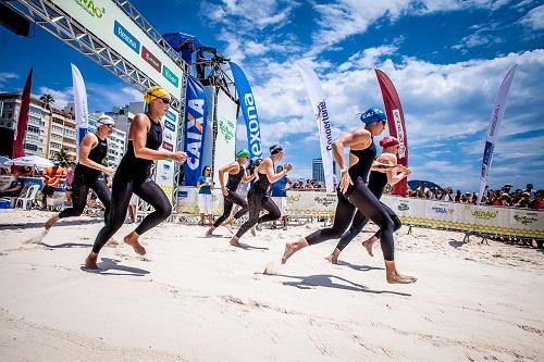 No sábado (9), quatro mil atletas amadores participam de provas de natação no mar e corrida na areia / Foto: Satiro Sodré​