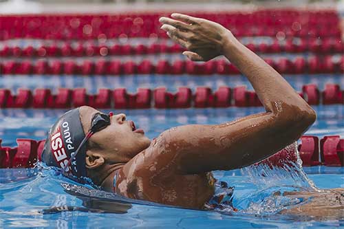 Etiene vai nadar os 50m costas  /  Foto: Igo Bione / EtieneMedeiros.com
