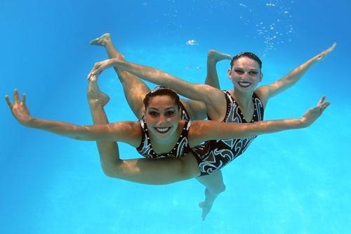 Dupla brasileira Lara e Nayara tem boas chances de conseguir uma vaga olímpica no nado sincronizado / Foto: Satiro Sodré / Divulgação