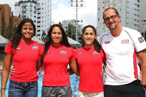 Além das nadadoras, o técnico Fernando Vanzella também compõe a comissão técnica que busca medalha inédita / Foto: Sesi-SP Divulgação Além das nadadoras, o técnico Fernando Vanzella também compõe a comissão técnica que busca medalha inédita / Foto: Sesi-SP Divulgação
