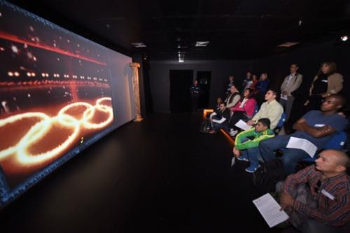 Candidatos assistem a vídeo durante dinâmica no Centro de Formação de Voluntários de São Paulo / Foto: Estácio / Antônio Vidal