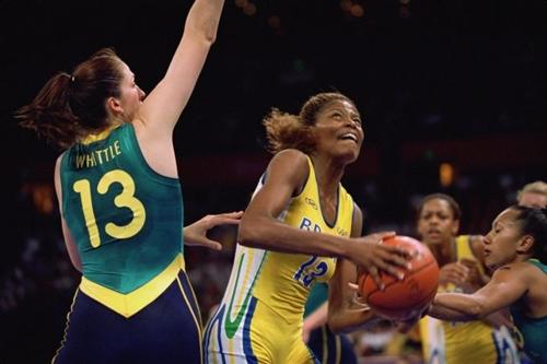 Alessandra tenta superar a defesa da Austrália durante as semifinais dos Jogos Olímpicos Sydney 2000 / Foto: Doug Pensinger / Getty Images