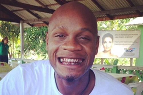 Asafa Powell é flagrado experimentando o açaí brasileiro, uma das 17 delícias listadas pelo COI / Foto: Reprodução / Instagram