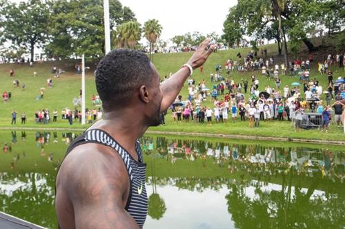 Gatlin mostra sintonia com a torcida na primeira passagem pelo Rio / Foto: Divulgação / Thiago Diz