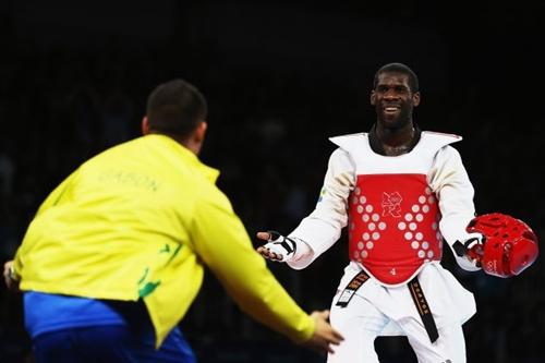 Anthony Obame celebra com seu técnico a conquista da primeira medalha Olímpica do Gabão, em Londres 2012 / Foto: Getty Images / Hannah Johnston