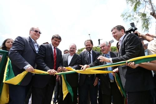 O ministro do Esporte, Ricardo Leyser (D), durante inauguração da pista de atletismo da UFPI / Foto: Roberto Castro / ME