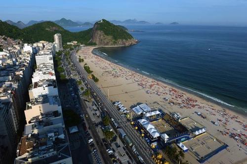 Praia de Copacabana, onde algumas partidas do vôlei de praia serão disputadas de madrugada / Foto: Divulgação / CBV