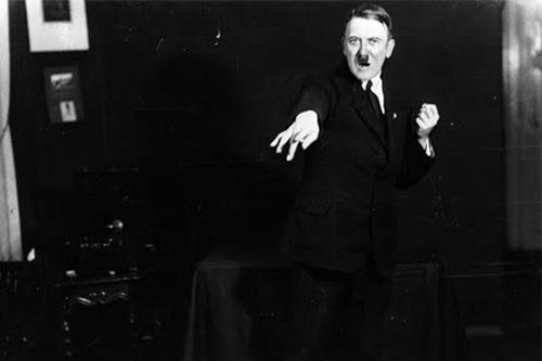 Adolf Hitler ensaiando um de seus discursos / Foto: Reprodução / Heinrich Hoffmann