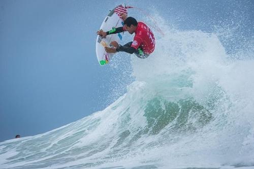 Brasileiro Mineirinho disputa o título do mundial de surfe de 2016 / Foto: Damien Poullenot / WSL