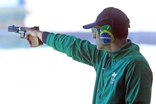 Emerson Duarte compete na prova de pistola tiro rápido / Foto: Divulgação / COB