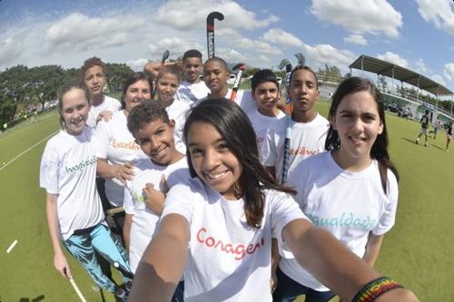 Alunos do Transforma se divertem em experimentação do hóquei sobre grama / Foto: Comitê Rio 2016