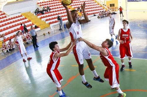 Matheus Souza se destaca pela altura e pela técnica / Foto: Wagner Carmo / Exemplus / COB